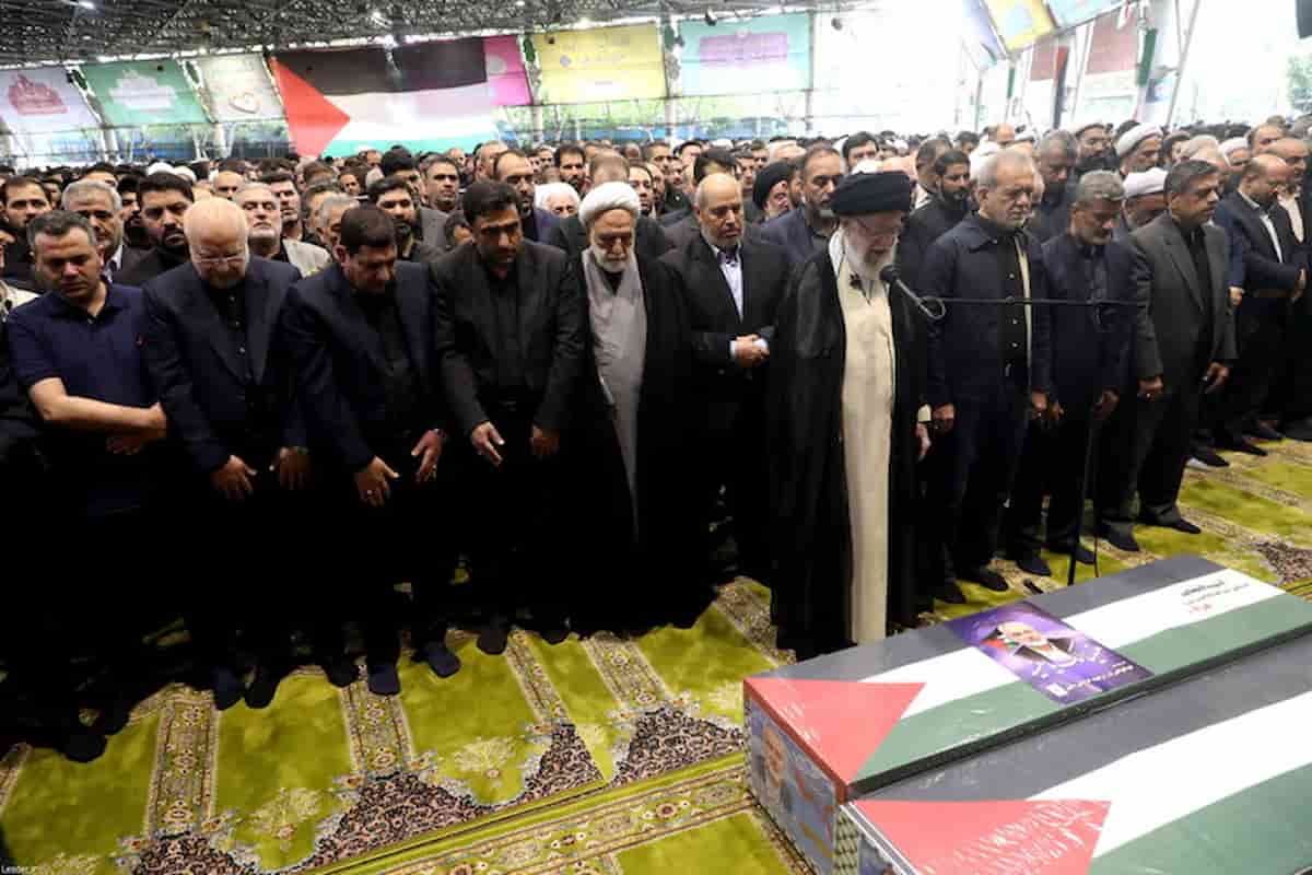 Medioriente in fiamme, le massime autorità iranIane al funerale di ismail Haniyeh davanti alla sua bara e della sua guardia del corpo