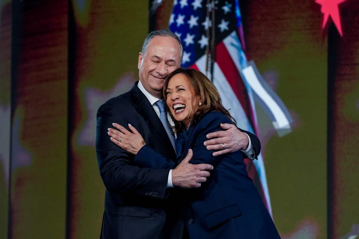 Kamala Harris alla convention democratica con il marito