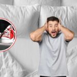 letto, scarpe e uomo stupito