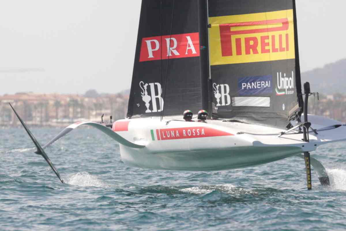 Luna Rossa nelle acque di Barcellona