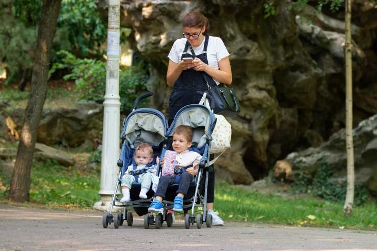 Madre con due bimbi nei passeggini