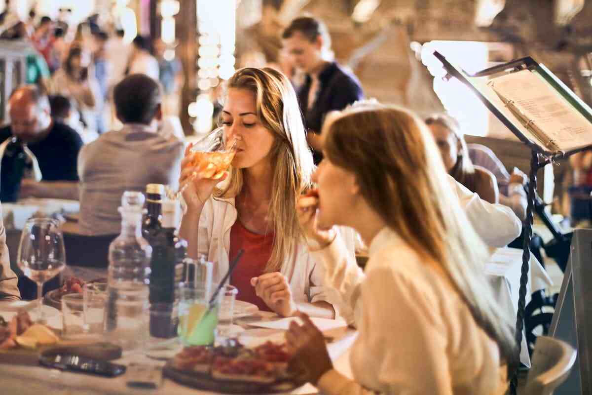 due amiche mangiano insieme