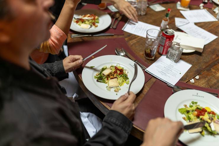 Un commensale a un tavolo di un ristorante