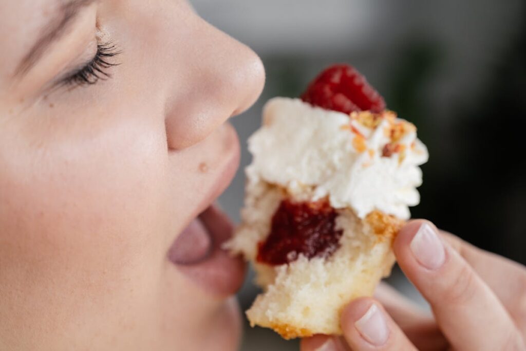 ragazza mangia dei dolci