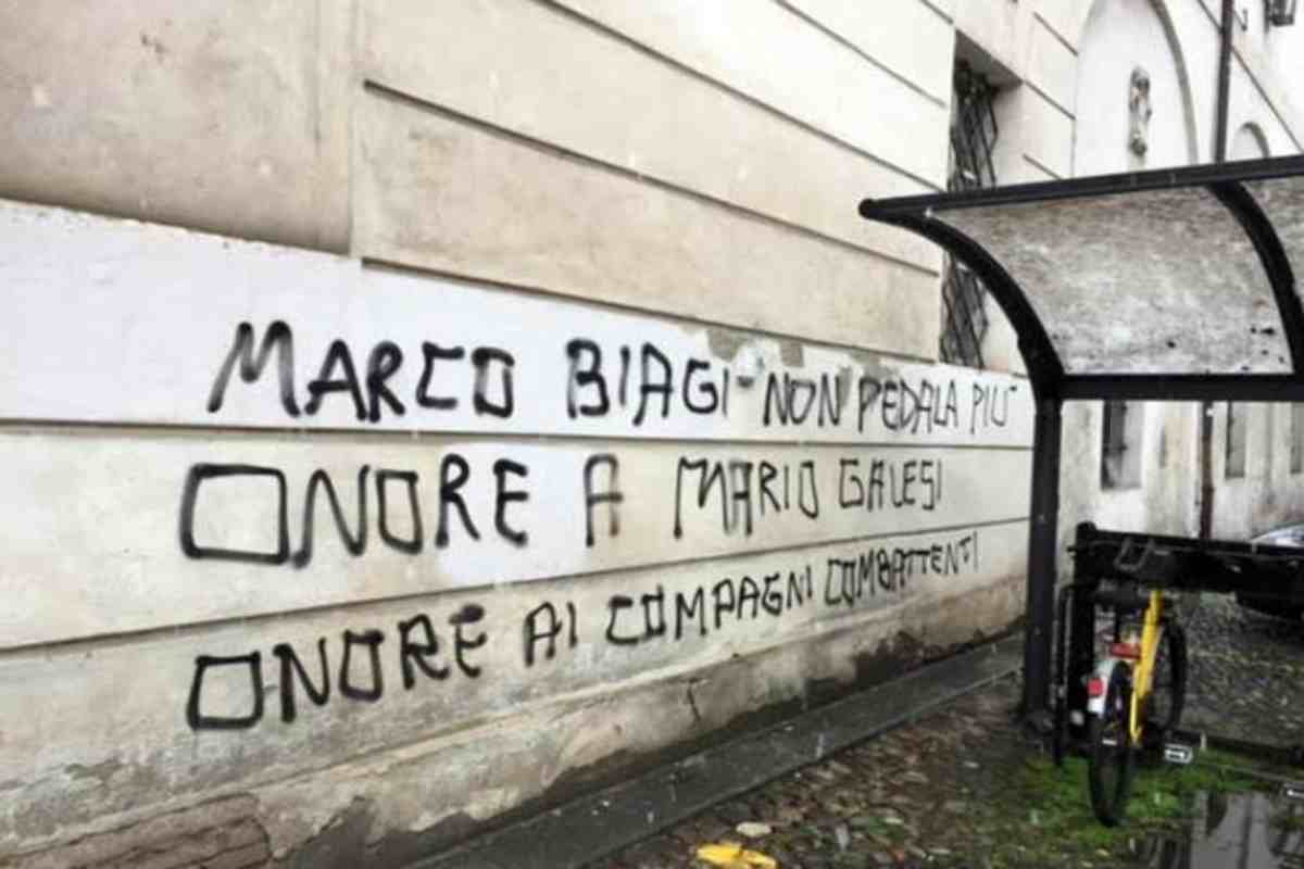 Scritte su un muro che inneggiano agli assassini di Marco Biagi