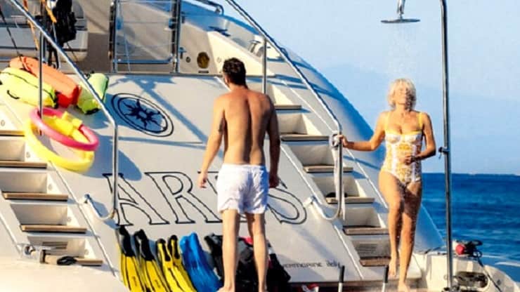 Lo yacht di Maria De Filippi da 4 milioni: in vacanza con lui, sorrisi e serenità