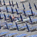 Una spiaggia d'estate piena di ombrelloni