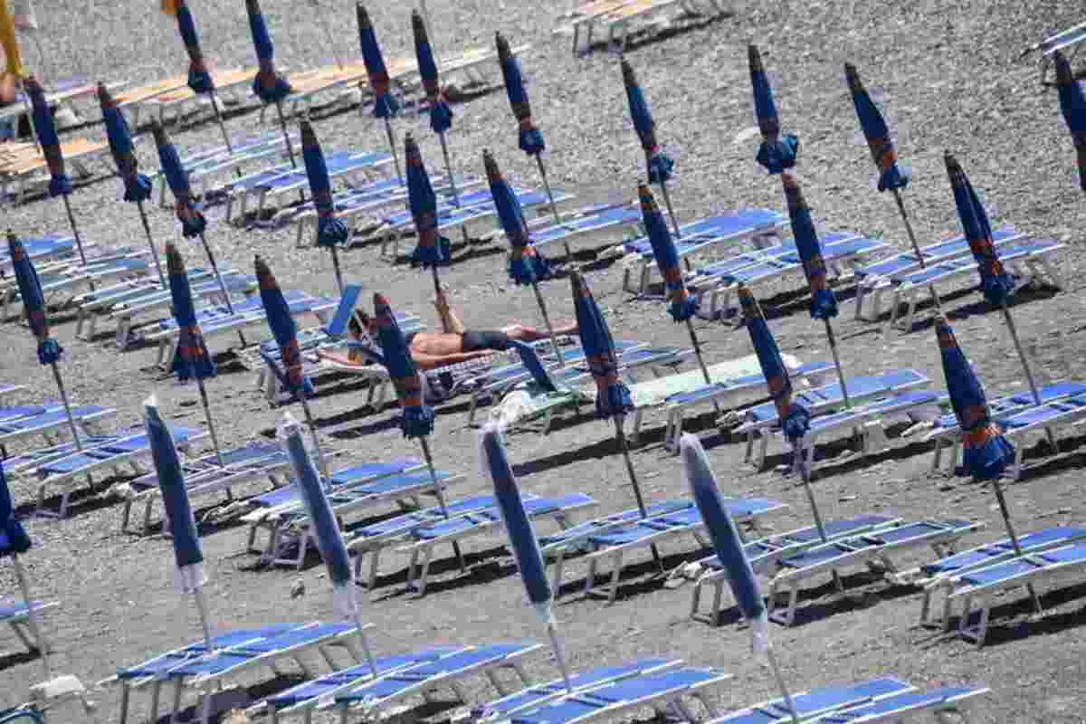 Una spiaggia d'estate piena di ombrelloni