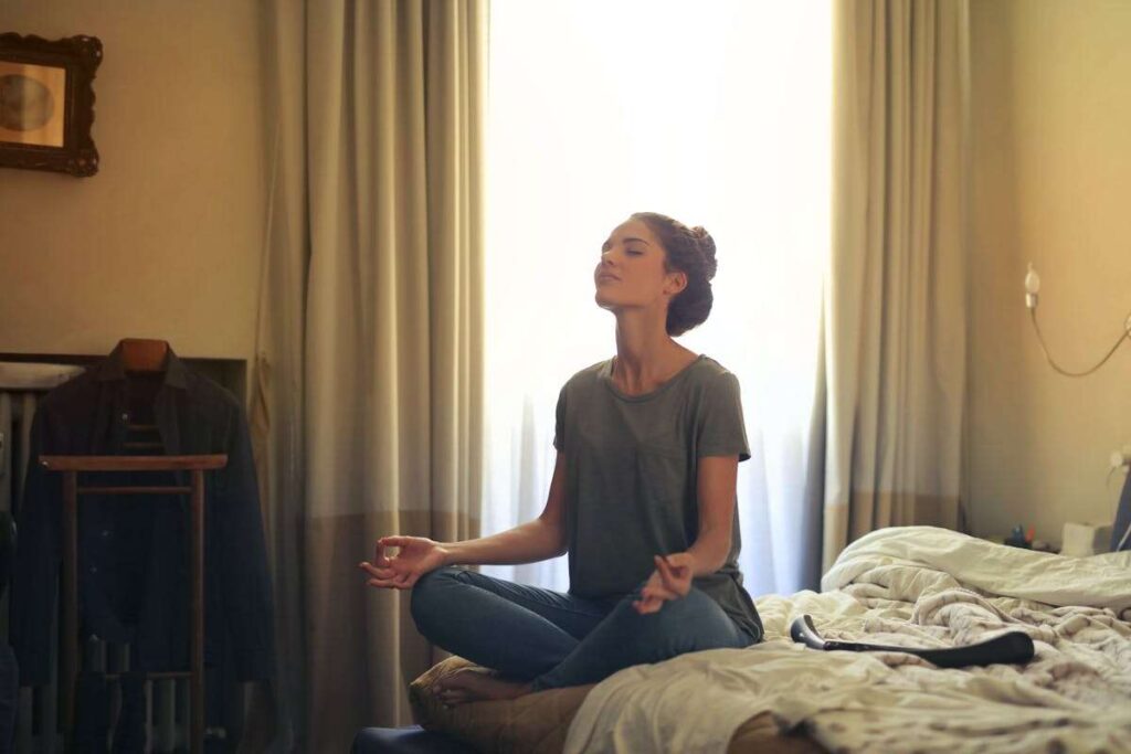 ragazza pratica meditazione