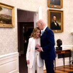 Biden bacia in fronte Giorgia Meloni alla casa bianca davanti al ritratto di Lincoln