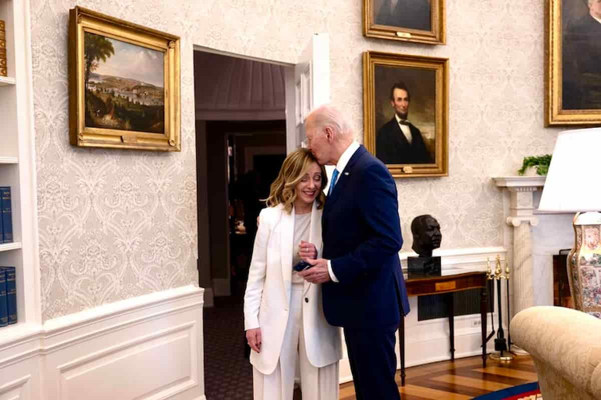 Biden bacia in fronte Giorgia Meloni alla casa bianca davanti al ritratto di Lincoln