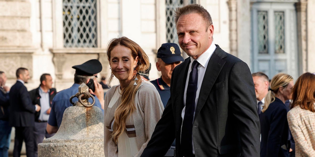 Arianna Meloni e Francesco Lollobrigida davanti a Palazzo Chigi