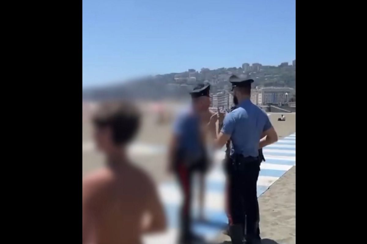 Rissa in spiaggia a Napoli per il furto di due cellulari