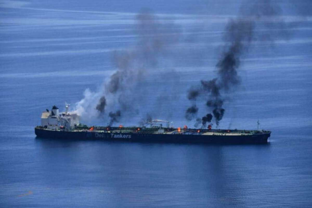 Il momento in cui la petroliera Sounion viene colpita