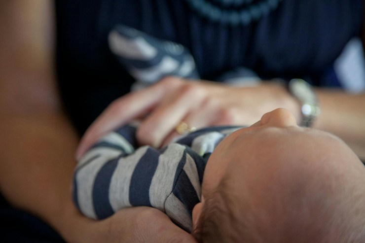 Mamma con bambino in braccio