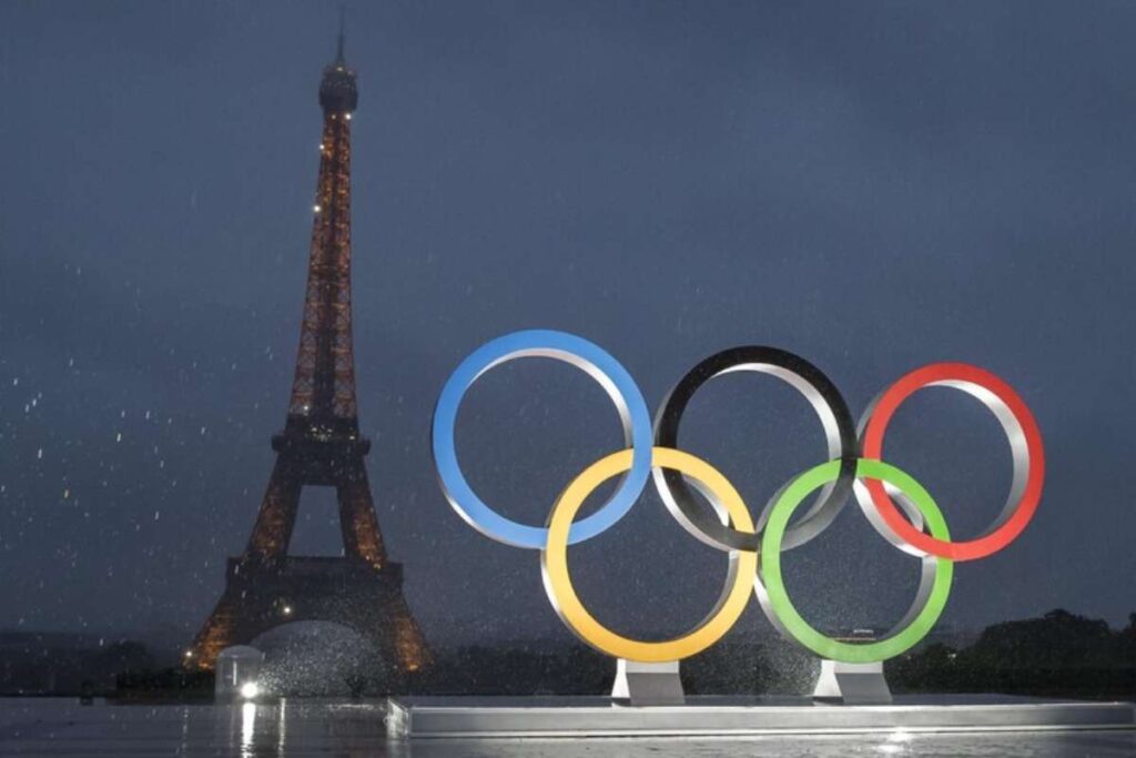 La torre eiffel con il logo delle olimpiadi