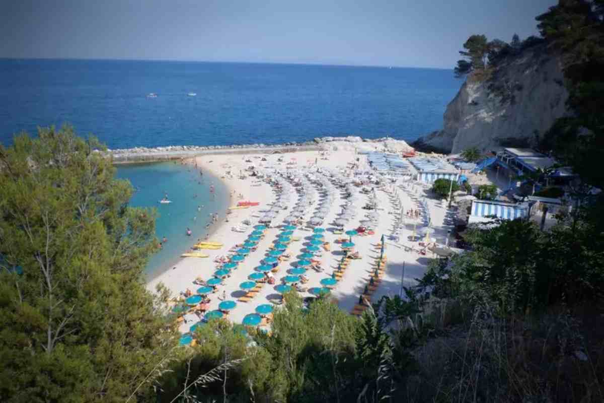 Una spiaggia d'estate piena di ombrelloni