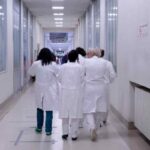 Medici camminano nel corridoio dell'ospedale