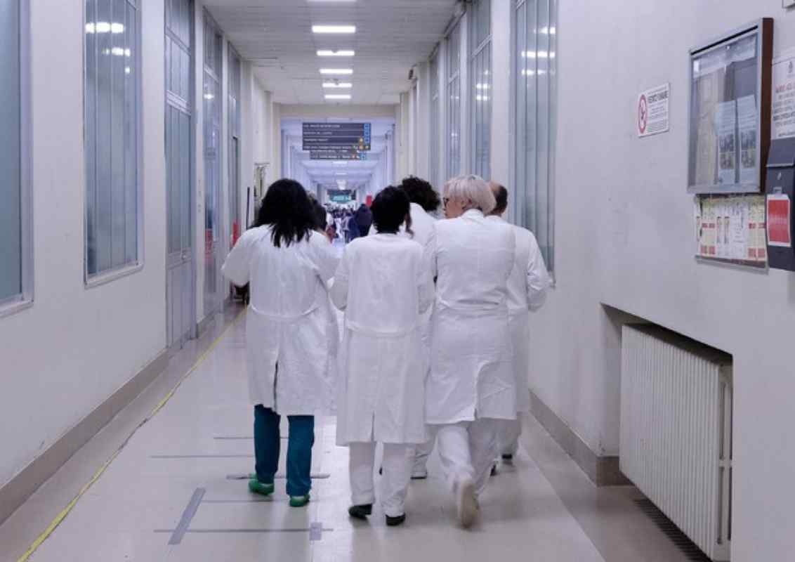 Medici camminano nel corridoio dell'ospedale