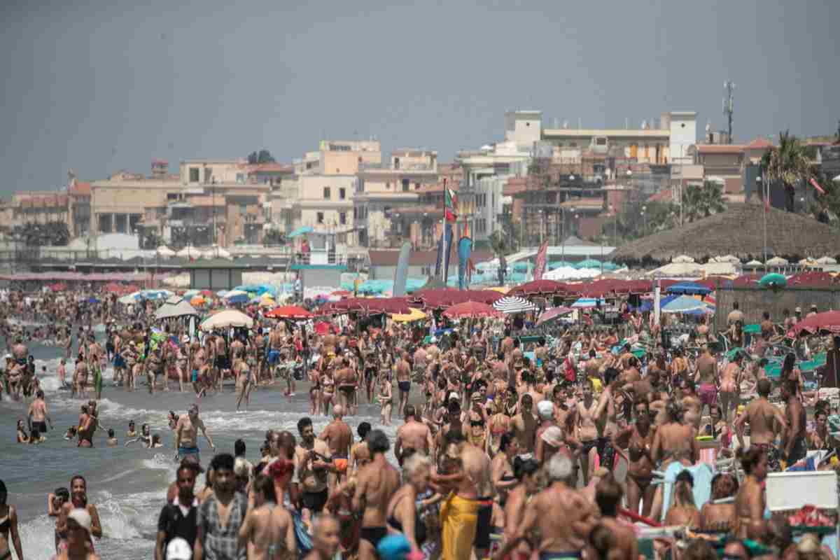 Spiaggia affollata d'estate