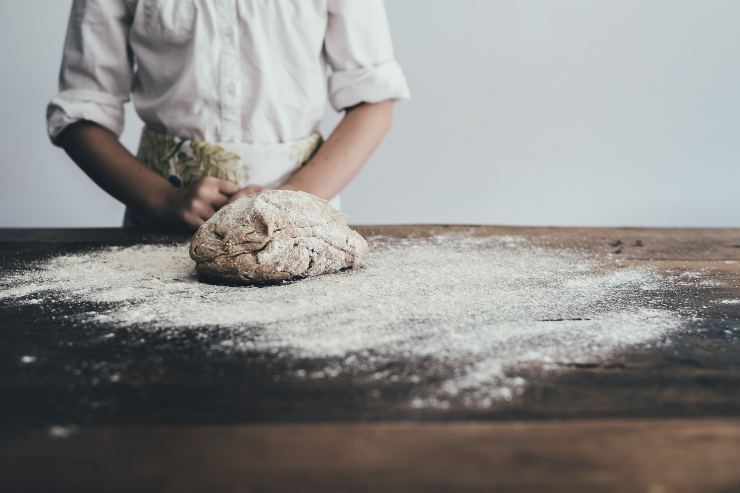 Un panificatore lavora il pane