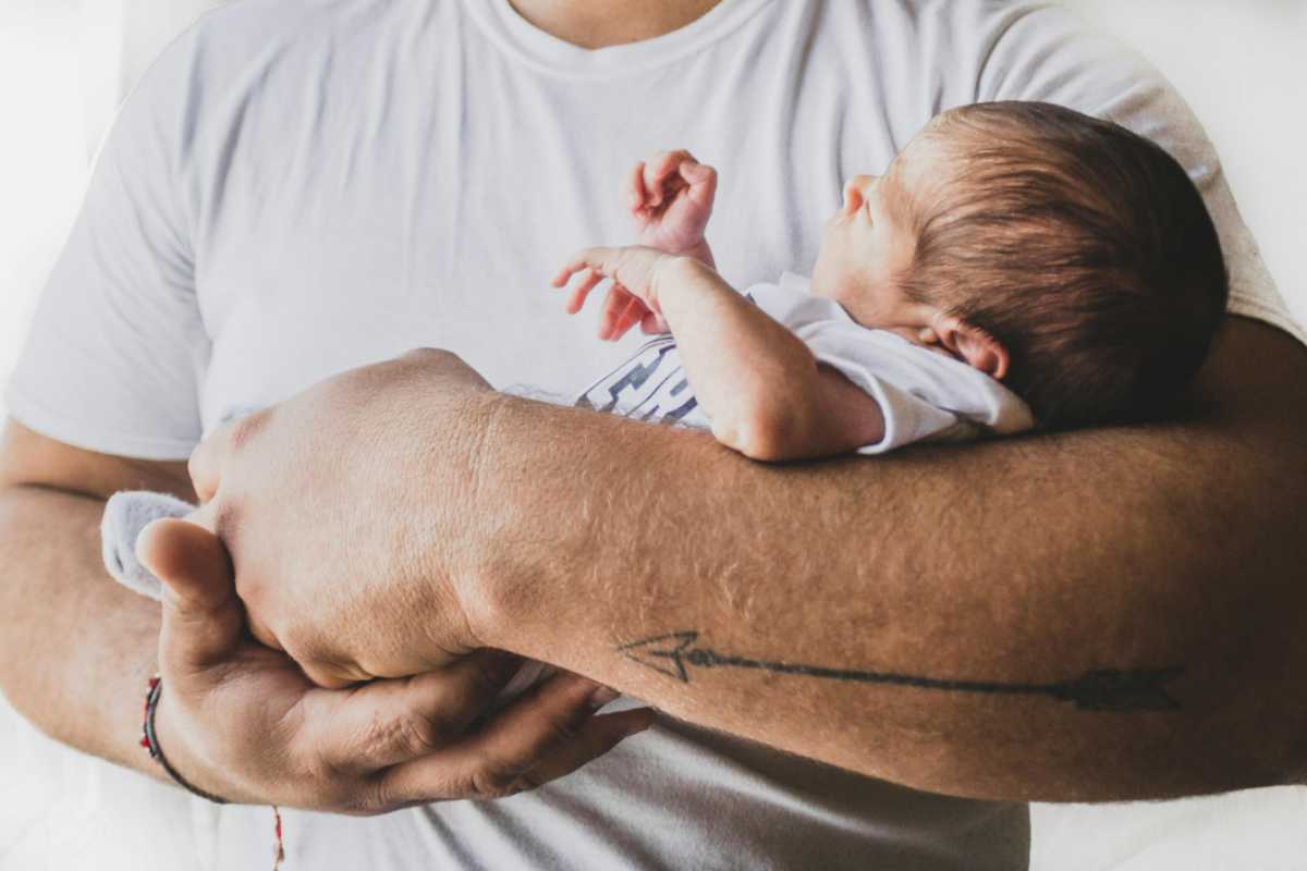 Papà con in braccio un neonato