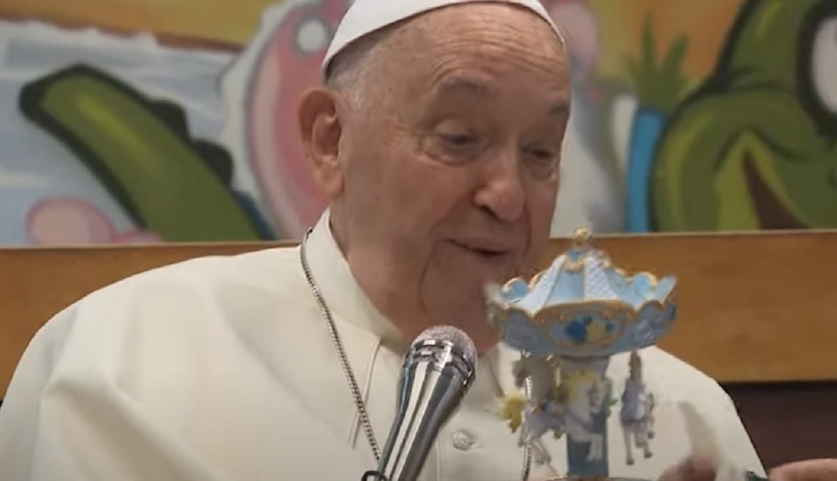 papa Francesco, il dono del bambino ad Ostia 