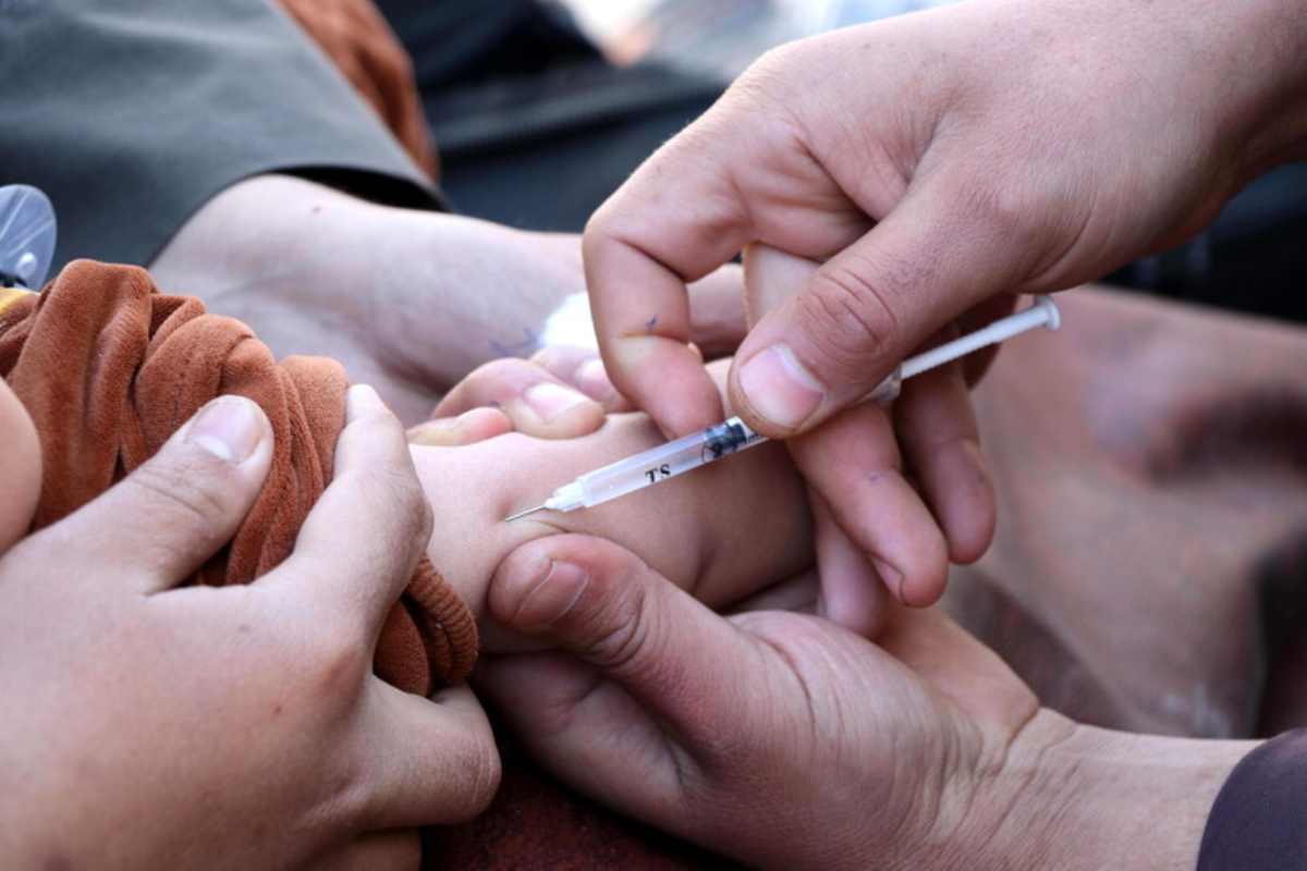 bambino viene vaccinato