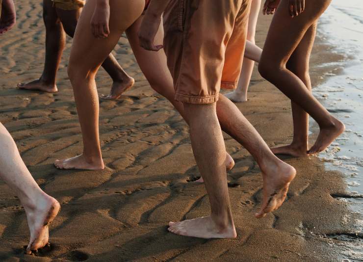 Piedi sulla sabbia a mare