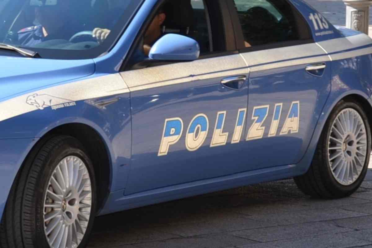 Un'auto della Polizia in servizio