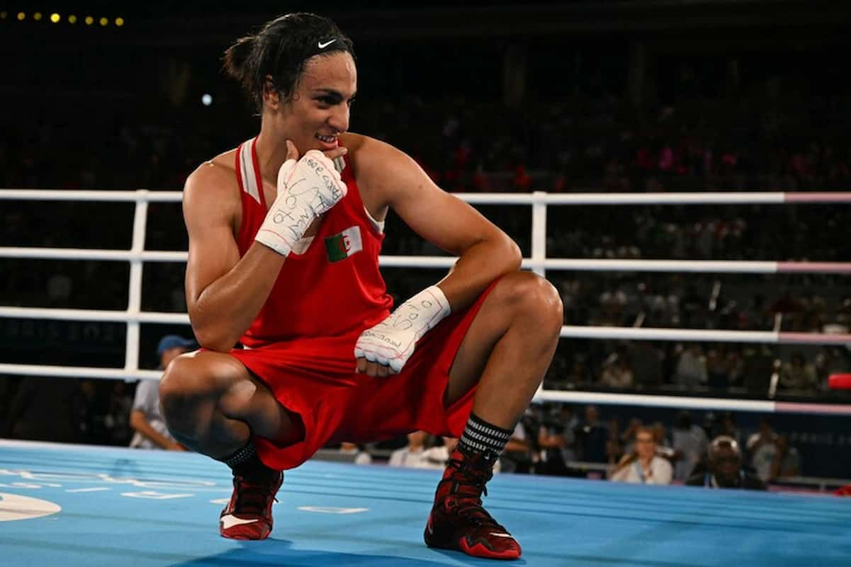 Imane Khelif sul ring vestita di rosso