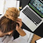 Ragazza disperata di fronte al computer