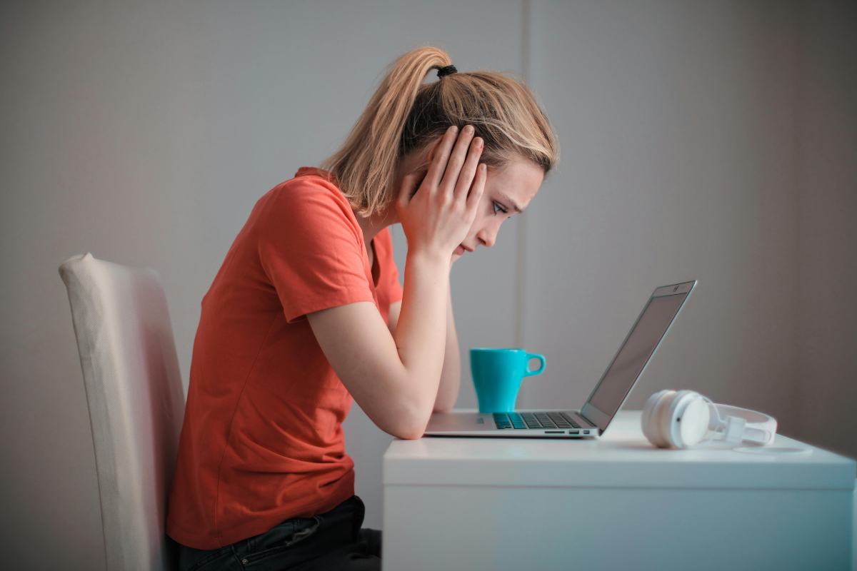 Ragazza disperata al computer