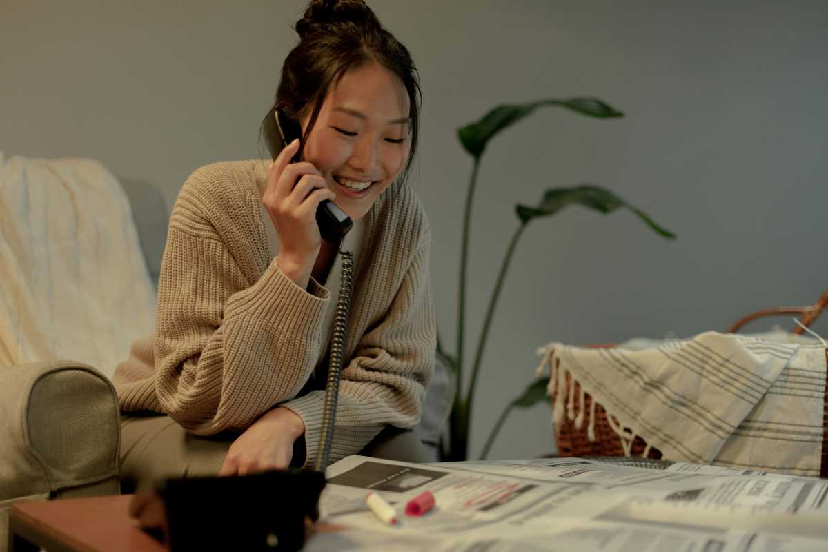 Ragazza al telefono che cerca un lavoro