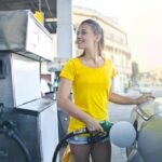 Ragazza che mette benzina