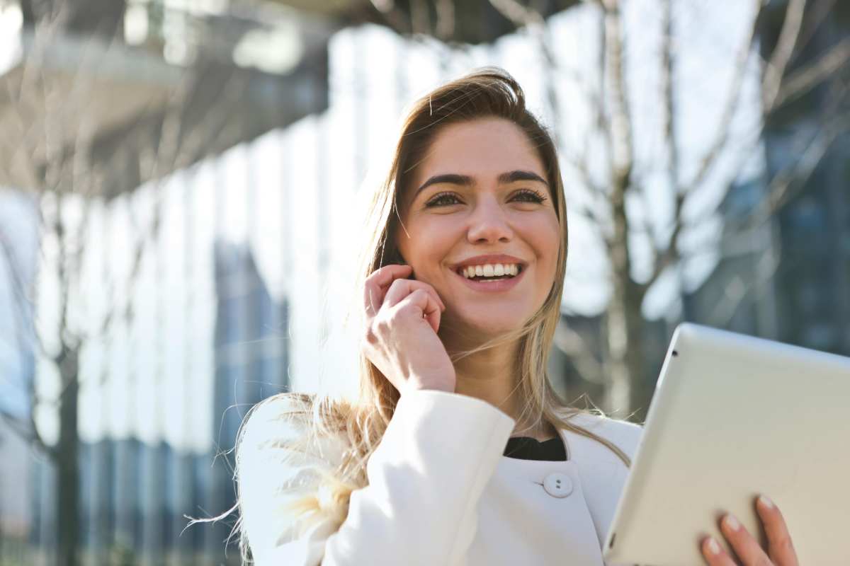 Ragazza sorridente con tablet