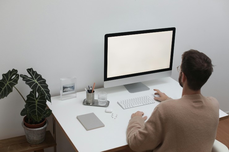 Un ragazzo al lavoro al computer