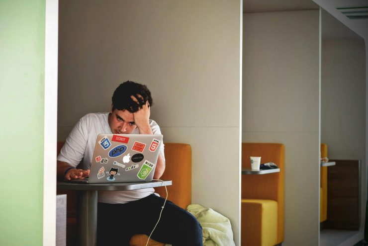 Ragazzo disperato al computer