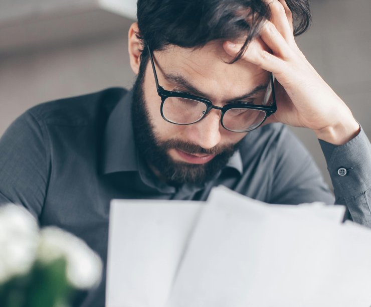 Un ragazzo preoccupato legge un documento