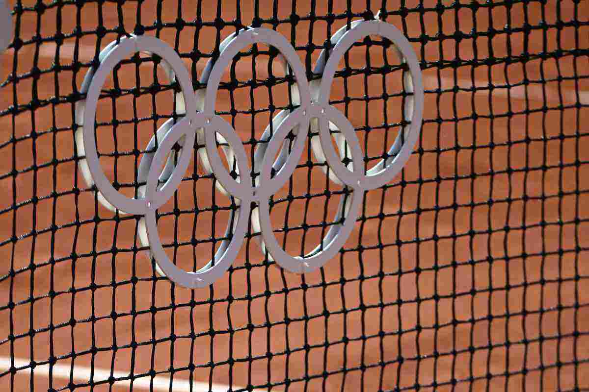 Rete da tennis con i cinque cerchi olimpici