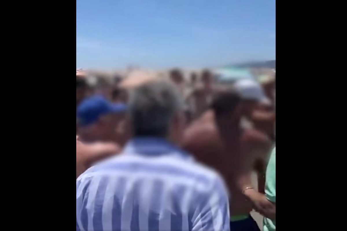 Rissa in spiaggia a Napoli per il furto di due cellulari