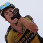 Primoz Roglic esulta dopo una vittoria