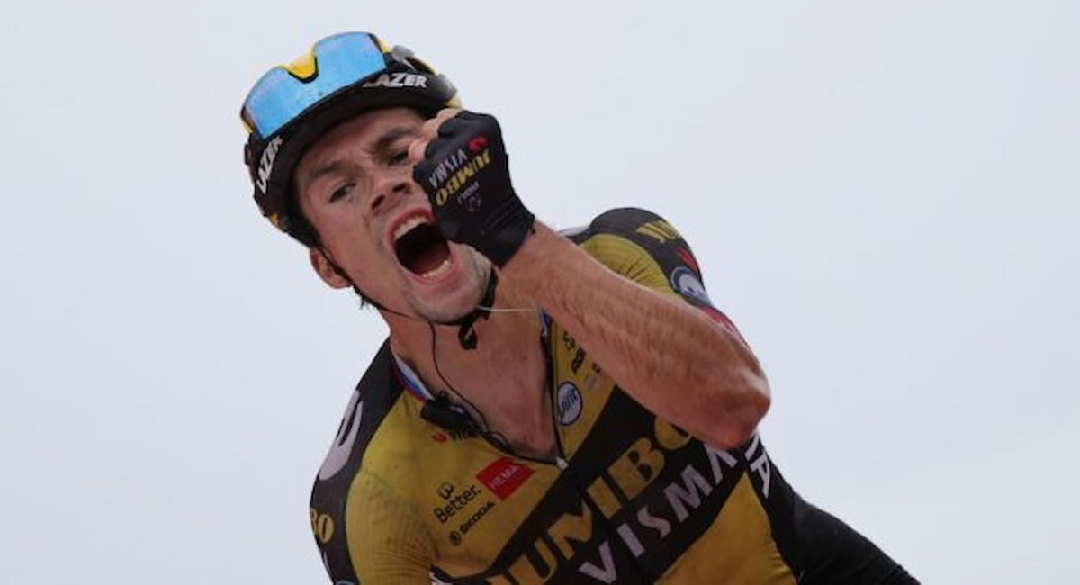 Primoz Roglic esulta, è sempre primo in cassifica della Vuelta