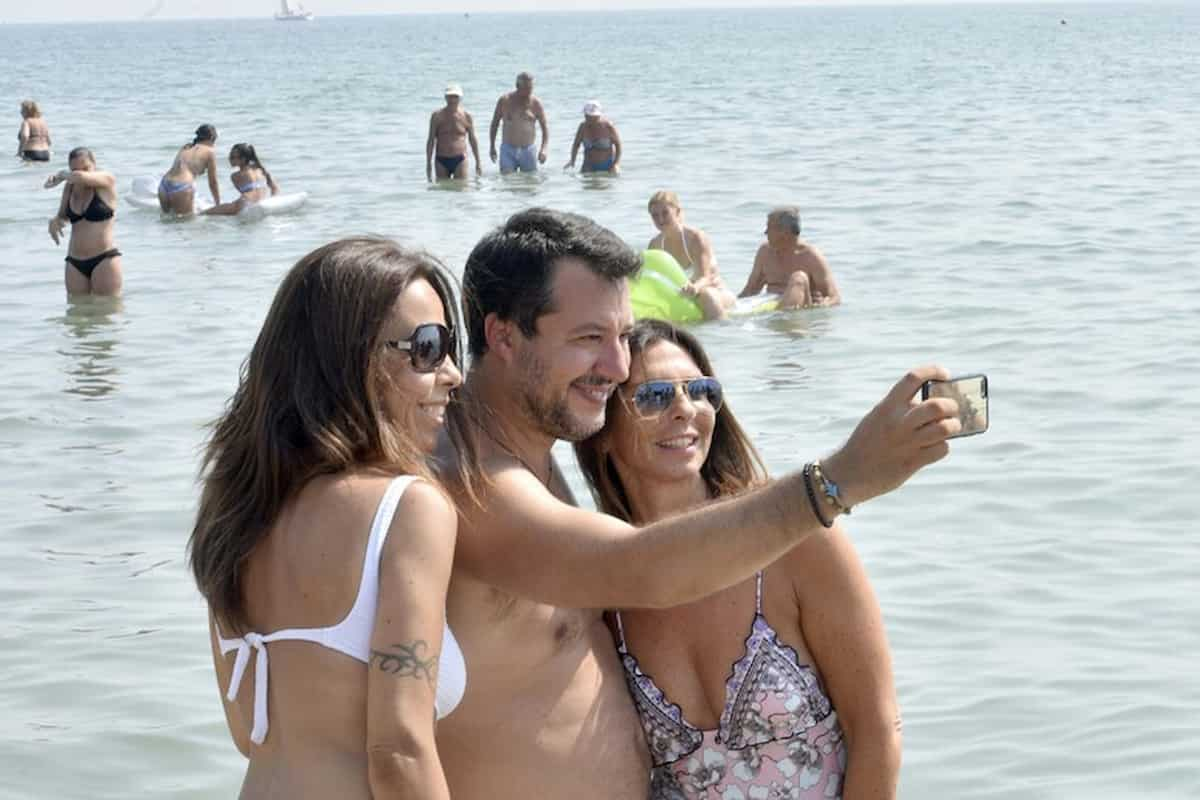 Salvini scatta selfie al Papeete in acqua fra due signore