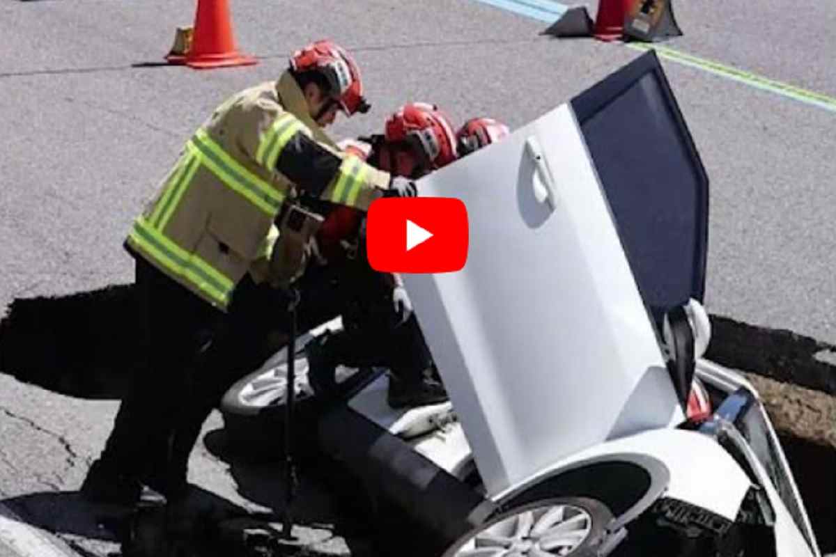 L'auto nella voragine a Seoul