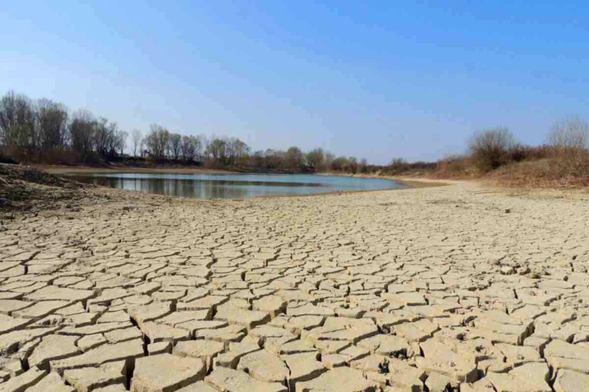 La grande sete: un fiume quasi senz'acqua e terra spaccata