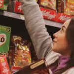 Ragazza che fa la spesa in un supermercato