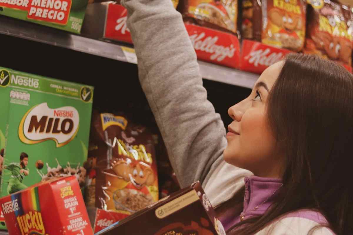 Ragazza che fa la spesa in un supermercato