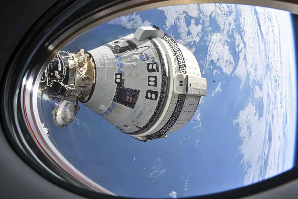 La stazione nello spazio con i due astronauti