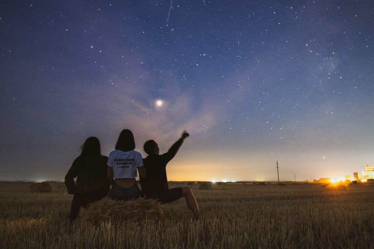 gruppo di amici guarda insieme le stelle cadenti